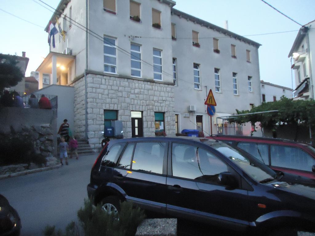 Apartment Filip Vrbnik Buitenkant foto